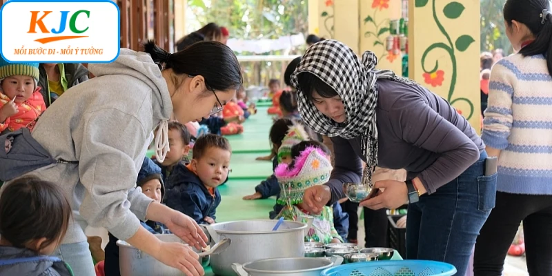 Bếp yêu thương cùng các em nhỏ vượt khó